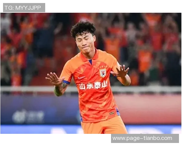 泰山队第72分钟进攻失误谢文能传中直接飞出底线引发球迷失望 泰山队第72分钟进攻失误谢文能传中直接飞出底线引发球迷失望